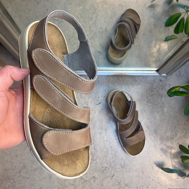 Elegant brun lädersandal med justerbara remmar