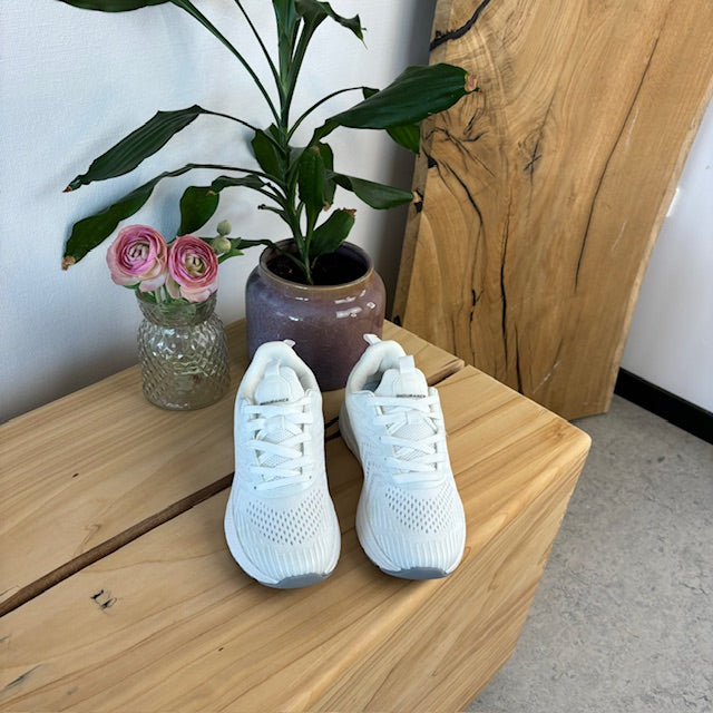 Endurance vit sneaker – andningsbar komfort med stötdämpning & lätt hålfotsstöd
