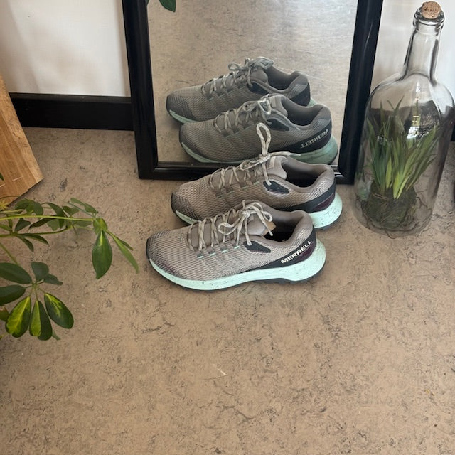 Merrell-skor med stickad ovandel och hålfotsstöd