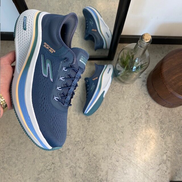 Blå slip-in-skor från Skechers med elastiska snören