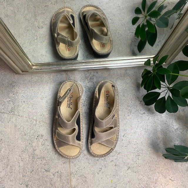 Bred skinnsandal för knölar