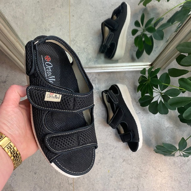 Bred sandal från OrtoMed med kardborre