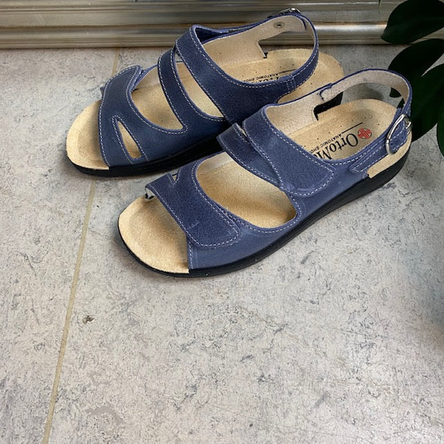 Blå bred skinnsandal med kardborre
