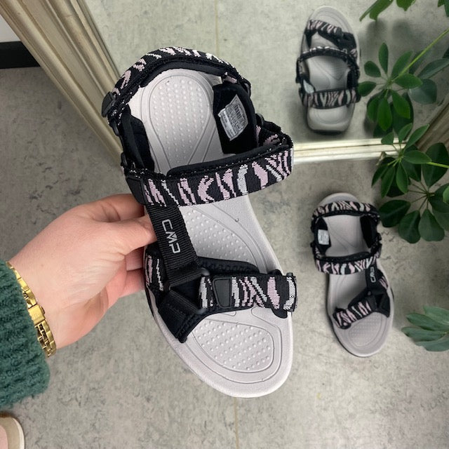 Svart sportsandal från CMP med ränder och bred passform