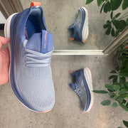 Blå andningsbar slip-on-sko med stötdämpning