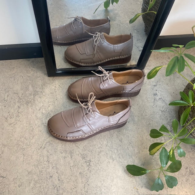 Beige snörskor i läder med bra stötdämpning