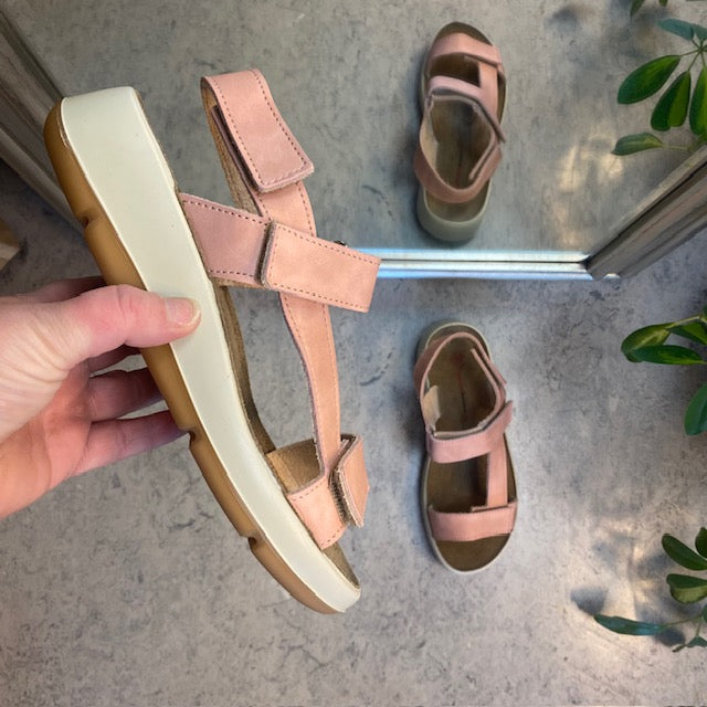 Rosa skinnsandal med tre justerbara remmar och hålfotsstöd