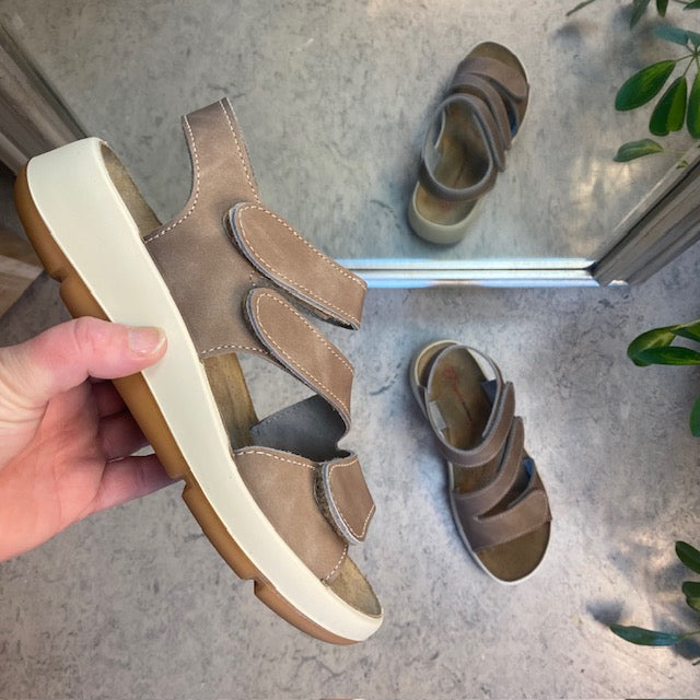 Elegant brun lädersandal med justerbara remmar