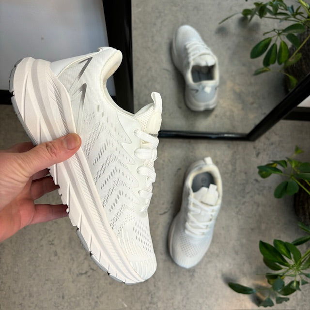 Endurance vit sneaker – andningsbar komfort med stötdämpning & lätt hålfotsstöd