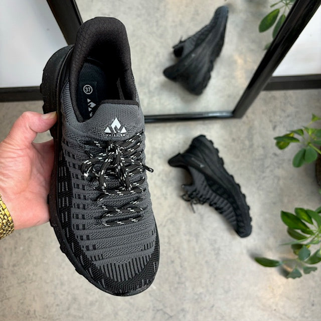 Mörkgrå slip-ons från Whistler med bred passform