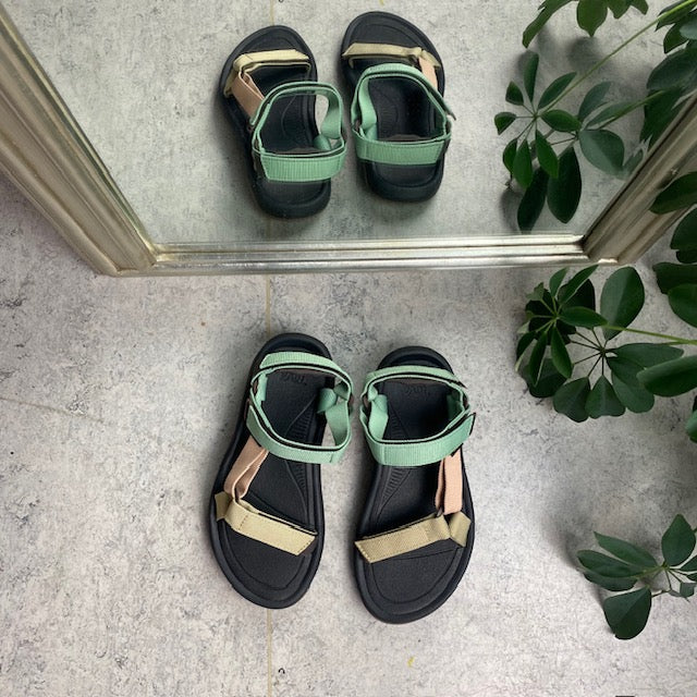 Flerfärgad sandal från Teva med tre justerbara remmar