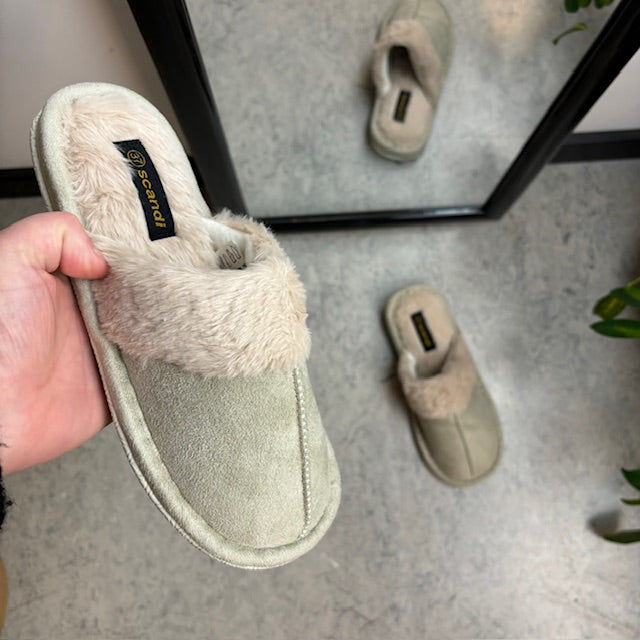 Ljusgrön innesko med synlig pälskant