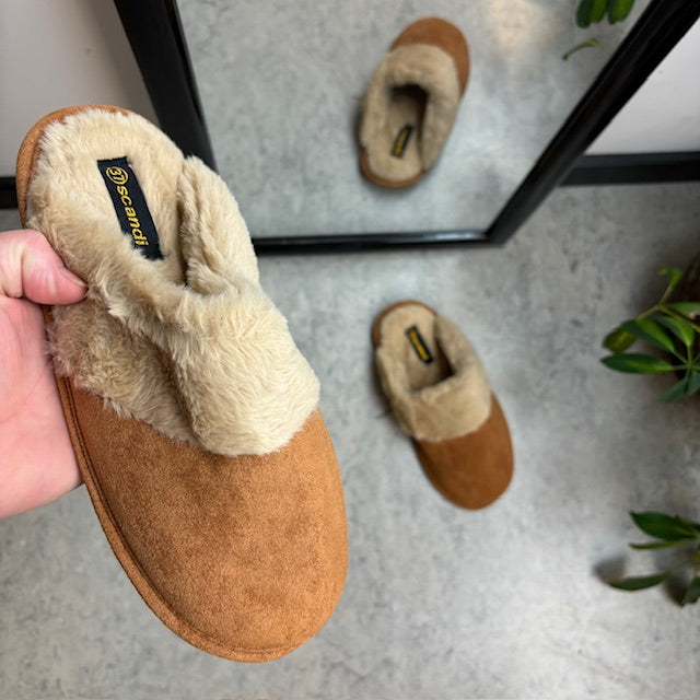 Bruna slip-in-tofflor med synlig pälskant