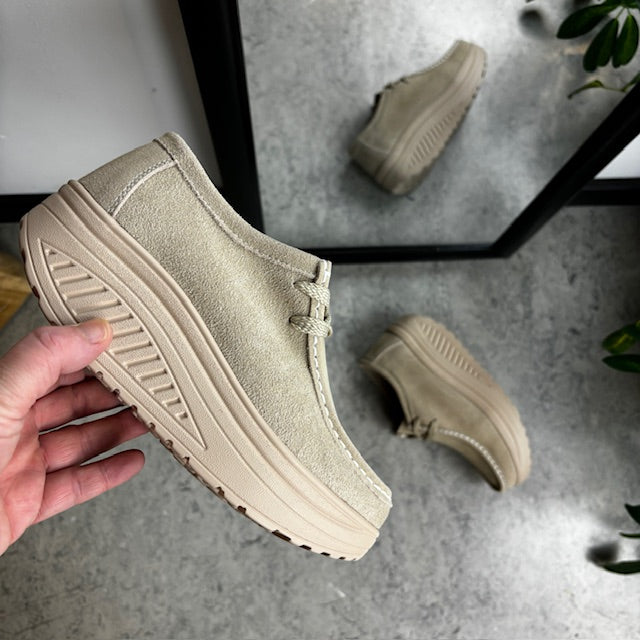 Beige mockasko med gångsula och svangstöd