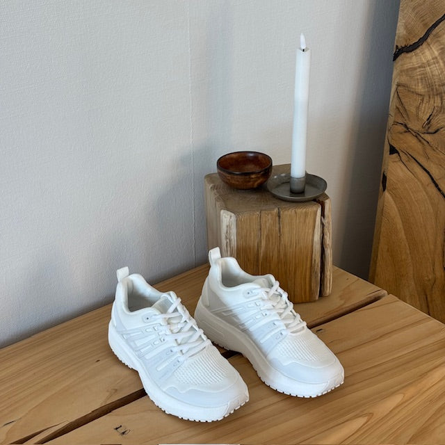 Vit lättviktsko från Gaitline med optimal dämpning och fotvalvsstöd