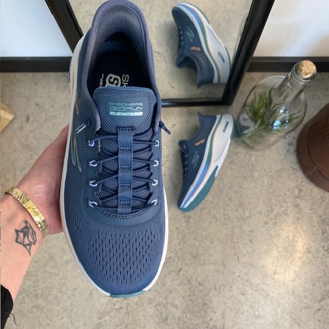 Blå slip-in-skor från Skechers med elastiska snören