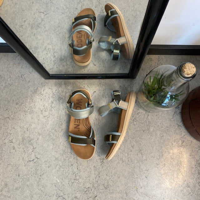 Ljusblå/grön Woden-sandal med bra hålfotsstöd.