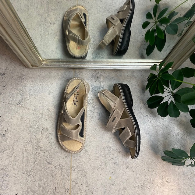 Bred skinnsandal för knölar
