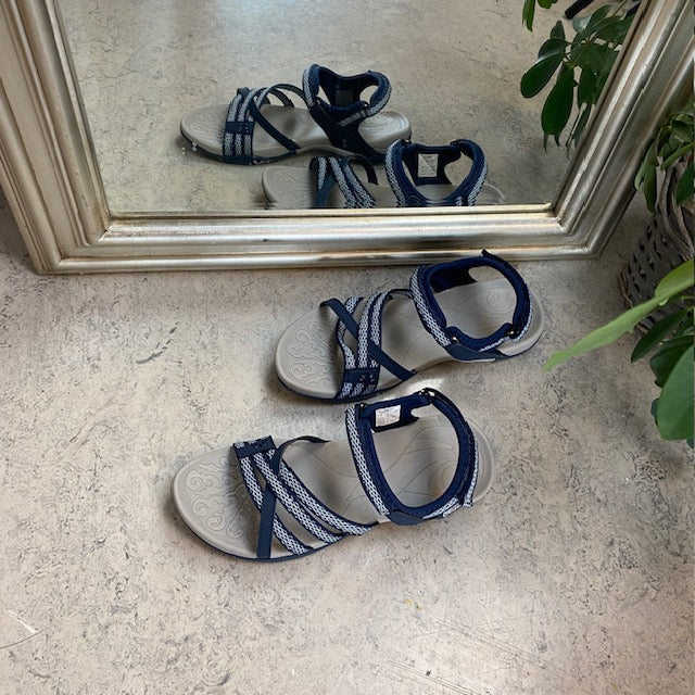 Sportig lättviktsandal i navyblå med justerbara remmar, hålfotsstöd & upphöjd framfot