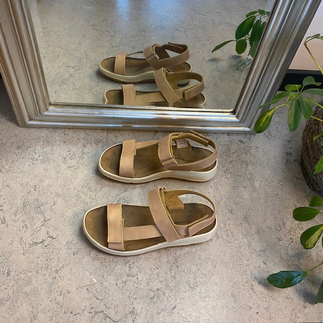 Beige lädersandal med tre justerbara remmar och hålfotsstöd