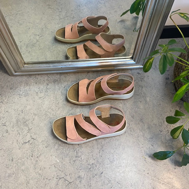 Elegant rosa skinnsandal med justerbara remmar