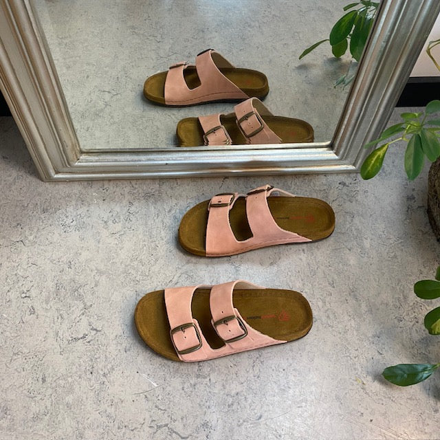 Rosa slip-on-sandal i skinn med breda remmar
