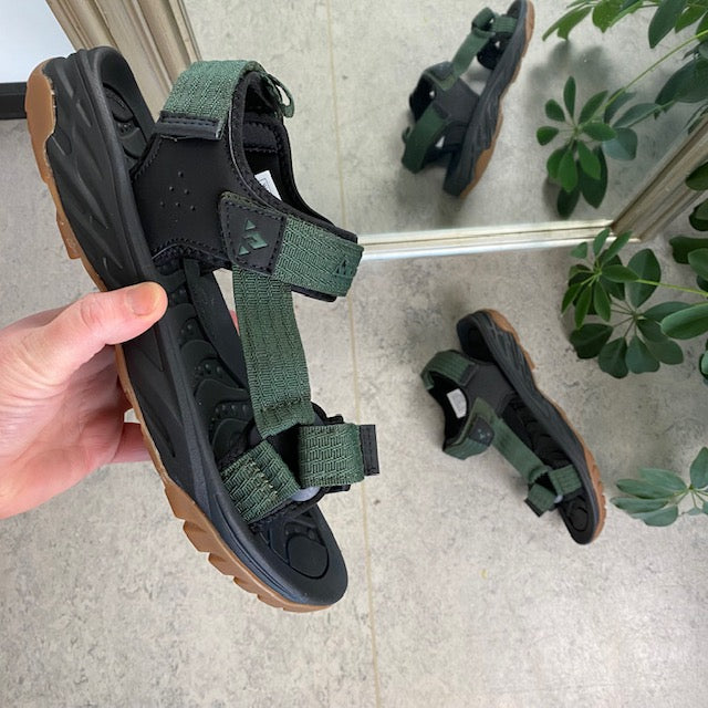 Grön sportig sandal från Whistler med tre justerbara remmar