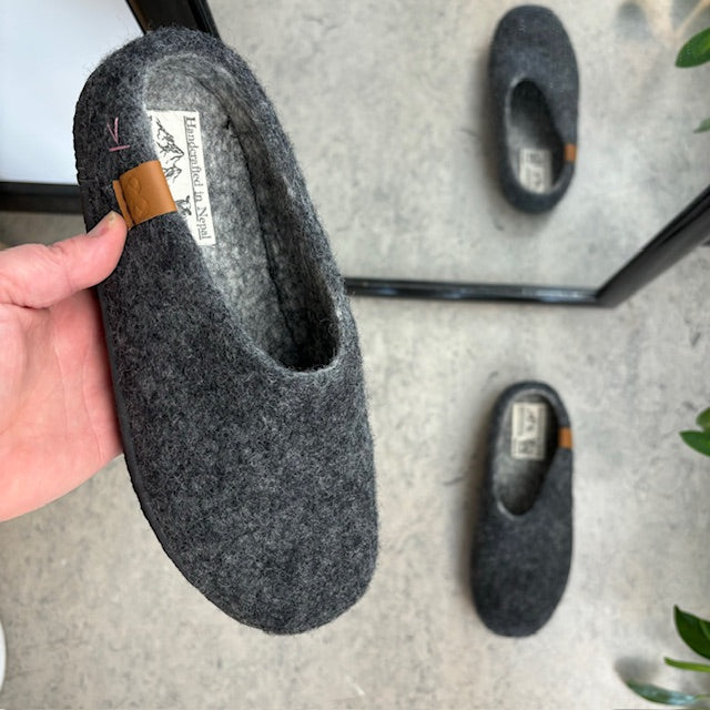 Låga mörkgrå ulltofflor med halkfria sulor från Green Comfort