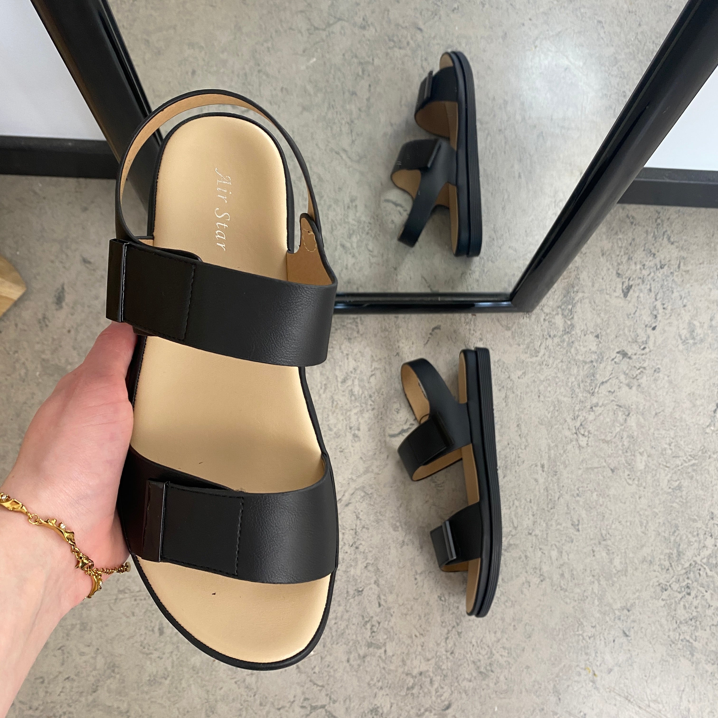 Svart sandal med justerbara remmar & mjuk komfortsula