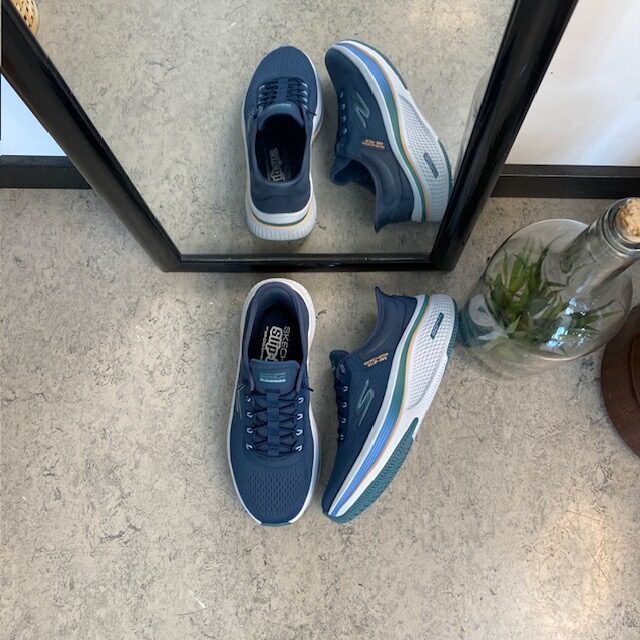 Blå slip-in-skor från Skechers med elastiska snören