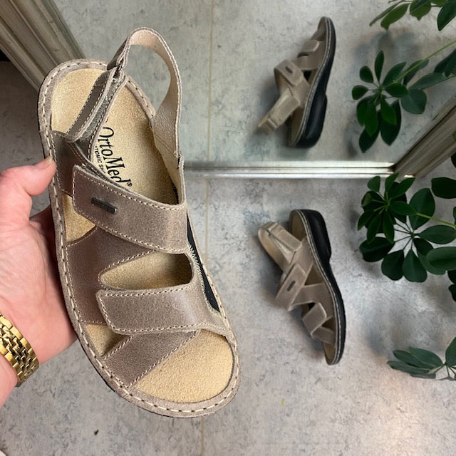 Bred skinnsandal för knölar
