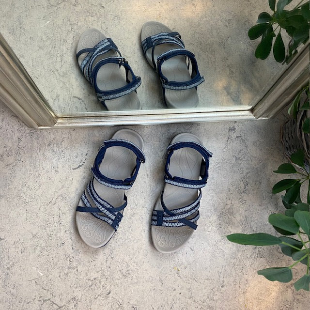 Sportig lättviktsandal i marinblå med justerbara remmar, hålfotsstöd och upphöjd framfot