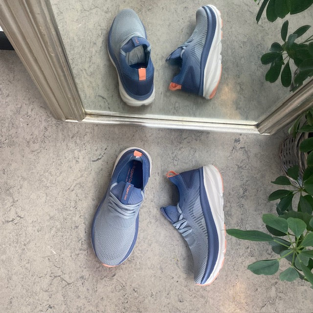 Blå andningsbar slip-on-sko med stötdämpning