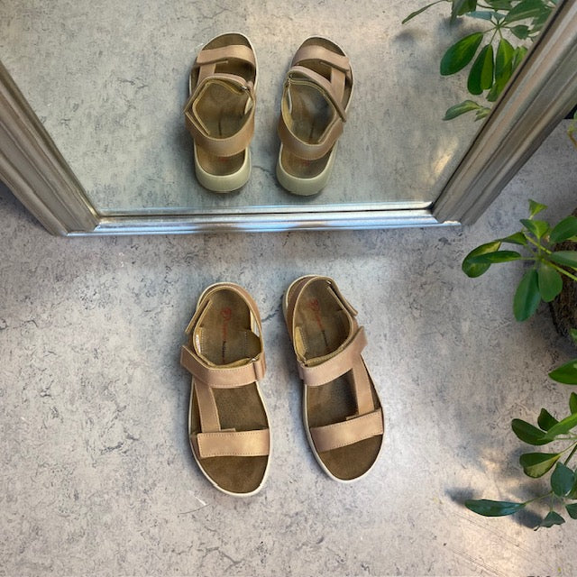 Beige lädersandal med tre justerbara remmar och hålfotsstöd