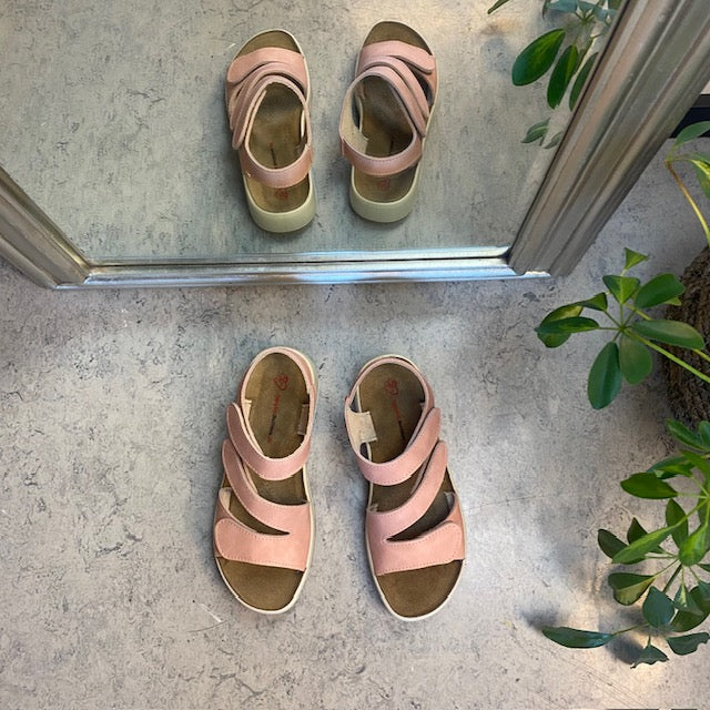 Elegant rosa skinnsandal med justerbara remmar