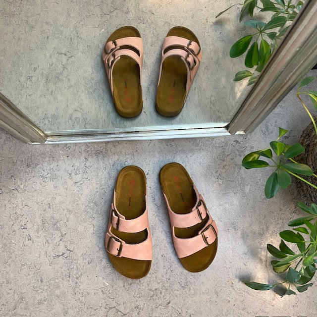 Rosa slip-on-sandal i skinn med breda remmar