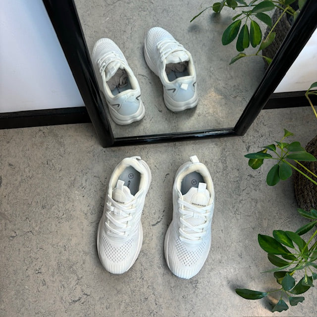 Endurance vit sneaker – andningsbar komfort med stötdämpning & lätt hålfotsstöd