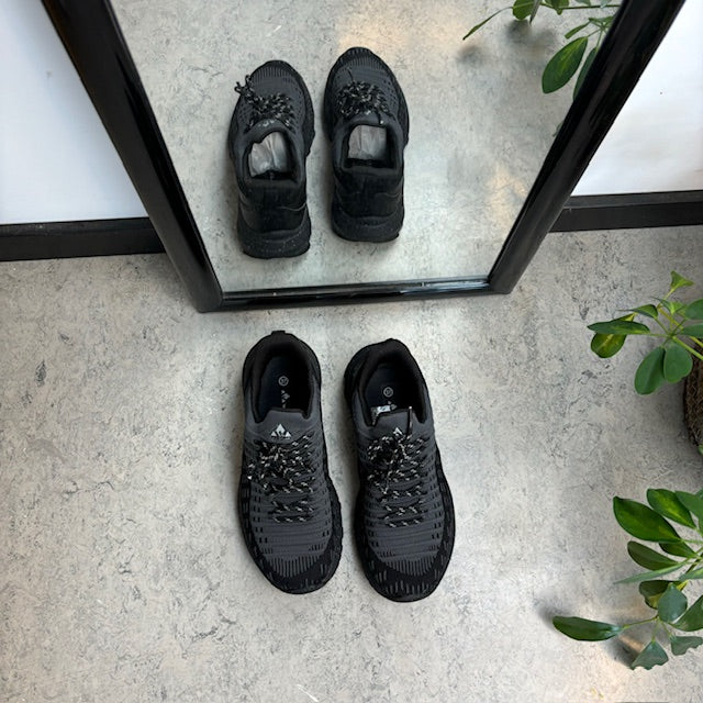 Mörkgrå slip-ons från Whistler med bred passform