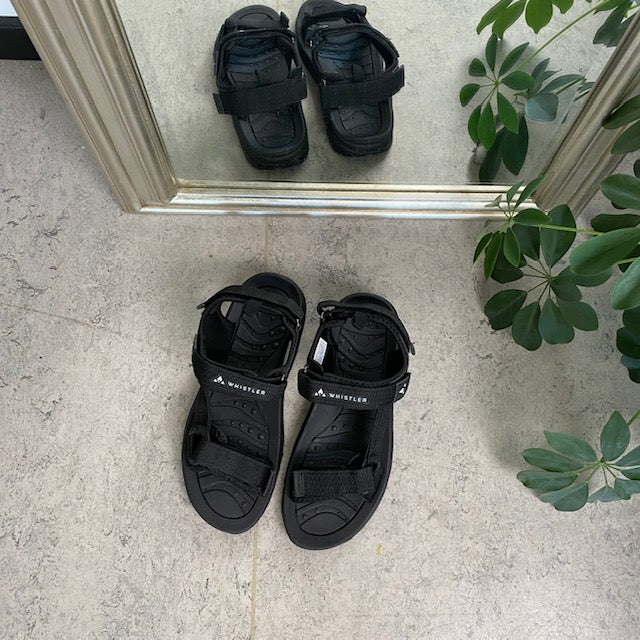 Svart sportig sandal från Whistler med tre justerbara remmar