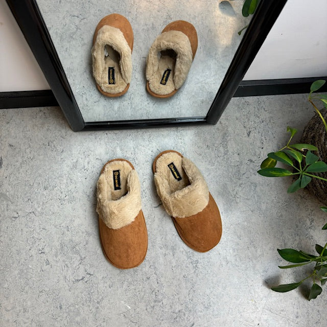 Bruna slip-in-tofflor med synlig pälskant