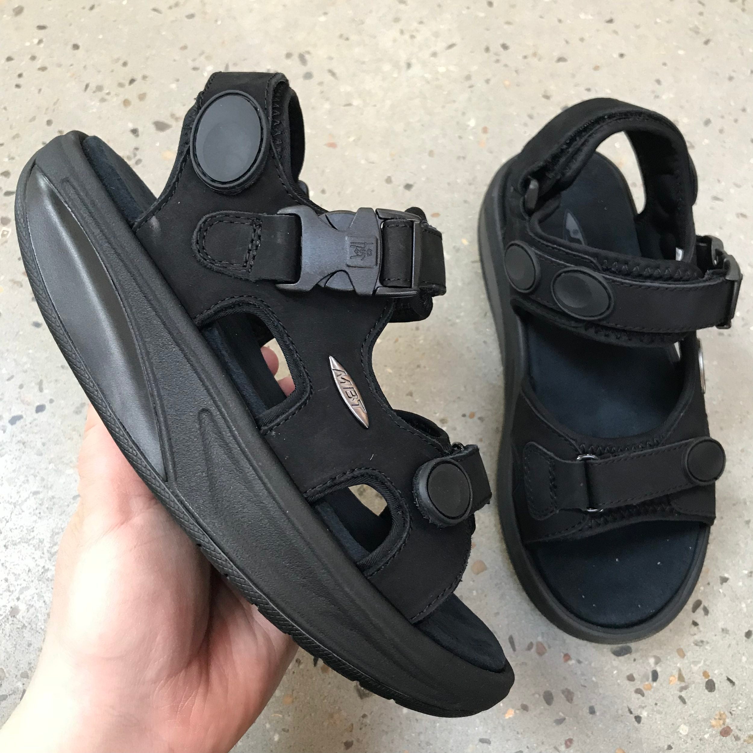 MBT-sandal Kisumu 3 S i svart – klassisk MBT-sandal