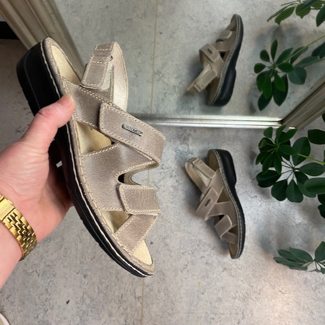 Bred skinnsandal för knölar
