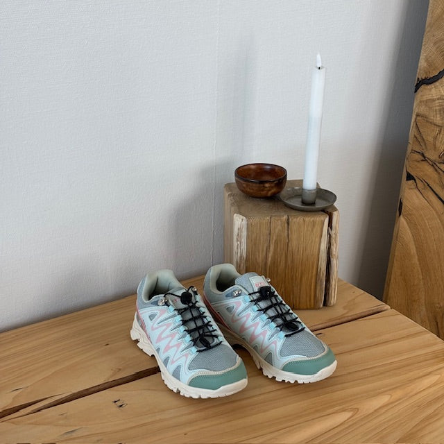 Flexibla blå sneakers med elastiska snören
