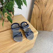 Sportig lättviktsandal i marinblå med justerbara remmar, hålfotsstöd och upphöjd framfot