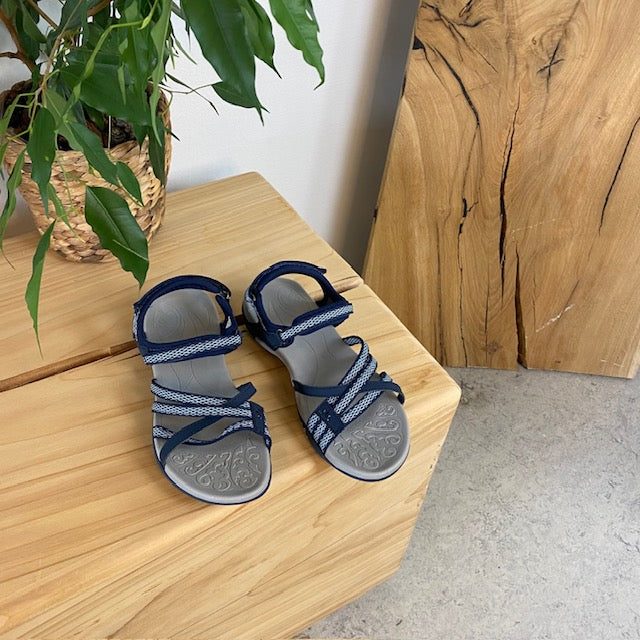 Sportig lättviktsandal i navyblå med justerbara remmar, hålfotsstöd & upphöjd framfot