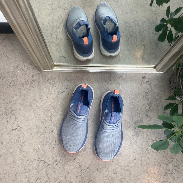 Blå andningsbar slip-on-sko med stötdämpning
