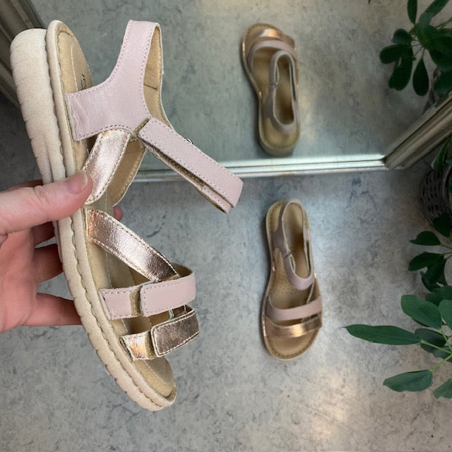 Rosa skinnsandal med tre remmar och roseguldsdetaljer från Relaxshoe