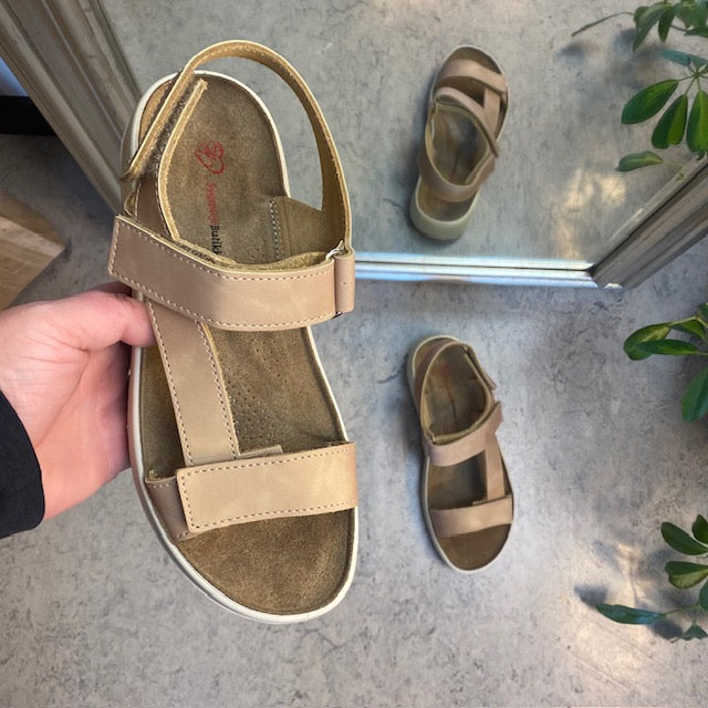 Beige lädersandal med tre justerbara remmar och hålfotsstöd
