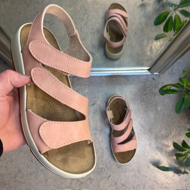 Elegant rosa skinnsandal med justerbara remmar