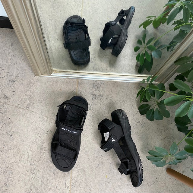 Svart sportig sandal från Whistler med tre justerbara remmar